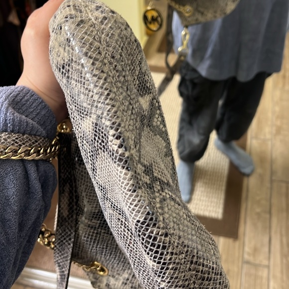 Micheal kors bag cross and shoulder bag - Picture 12 of 14